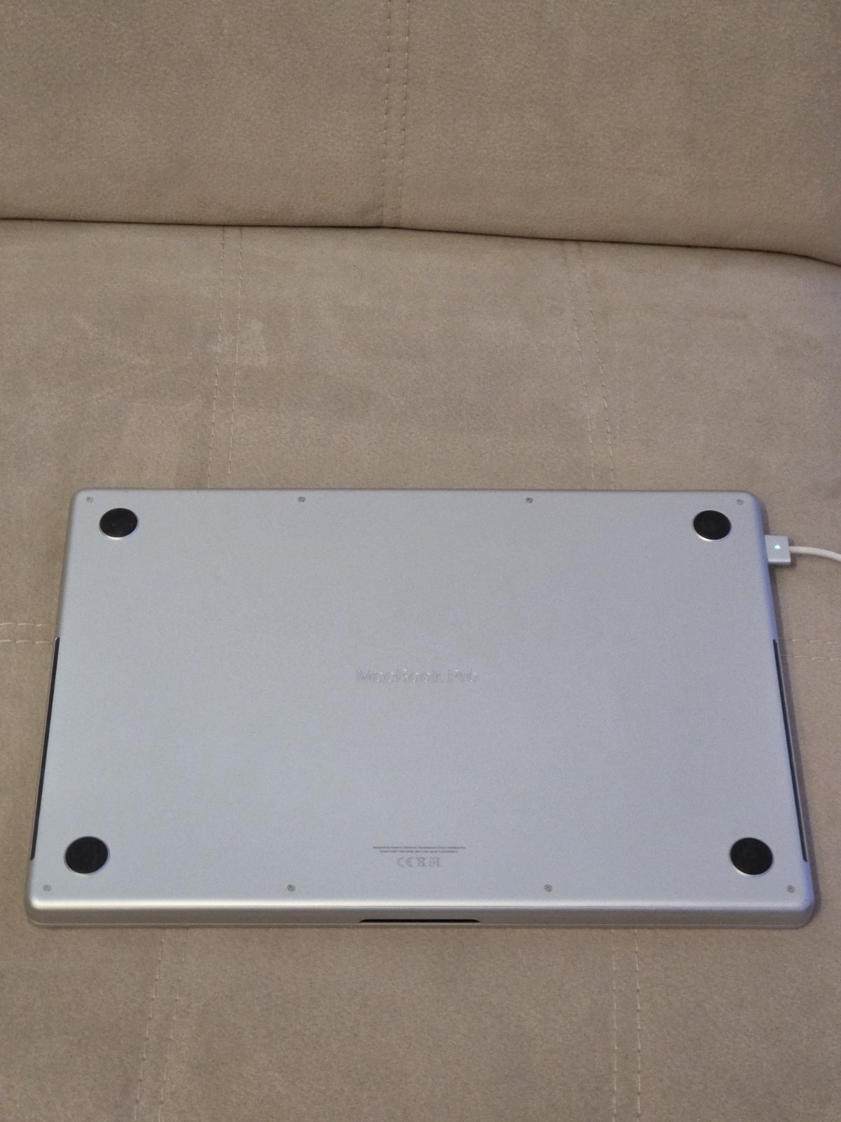 MacBook M3 Pro 16" 18GB / 512gb (33 ciklusa)  PERFEKTAN - slika 2