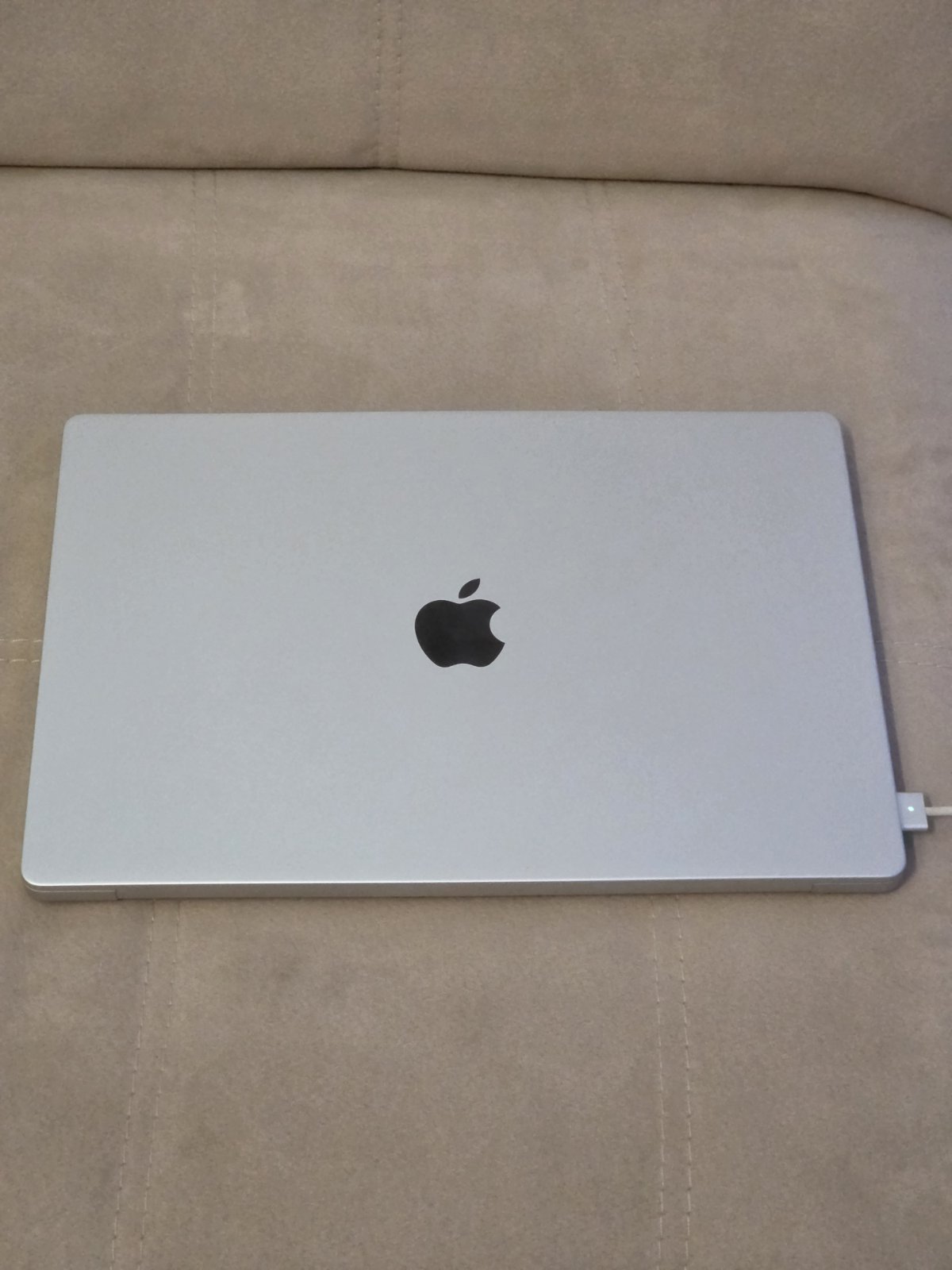 MacBook M3 Pro 16" 18GB / 512gb (33 ciklusa)  PERFEKTAN - slika 3