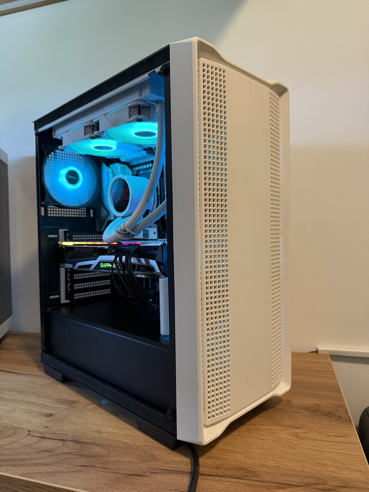 Gaming i render racunar Ryzen 9 7950X / RX 6800 XT 16GB / 32GB DDR5 / 5TB - slika 1